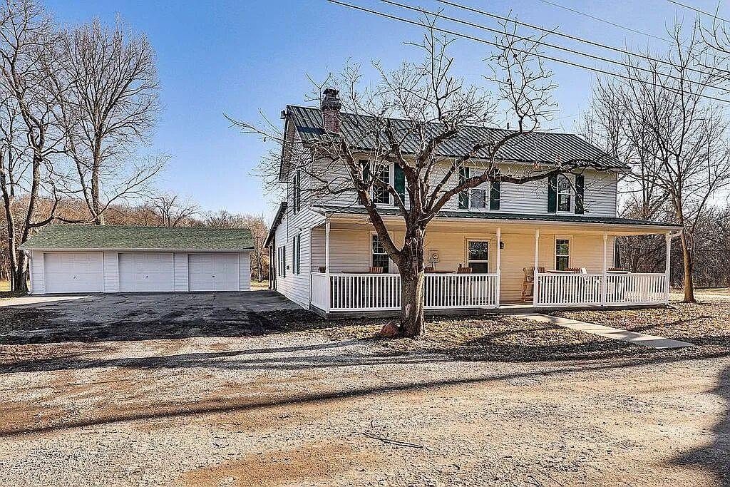 house_view, porch, road_view, yard